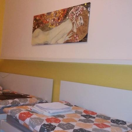 Geraeumige Zentrumsnahe Altbauwohnung Bécs Kültér fotó