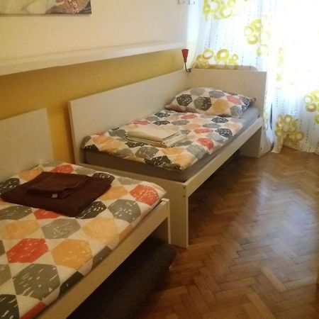 Geraeumige Zentrumsnahe Altbauwohnung Bécs Kültér fotó