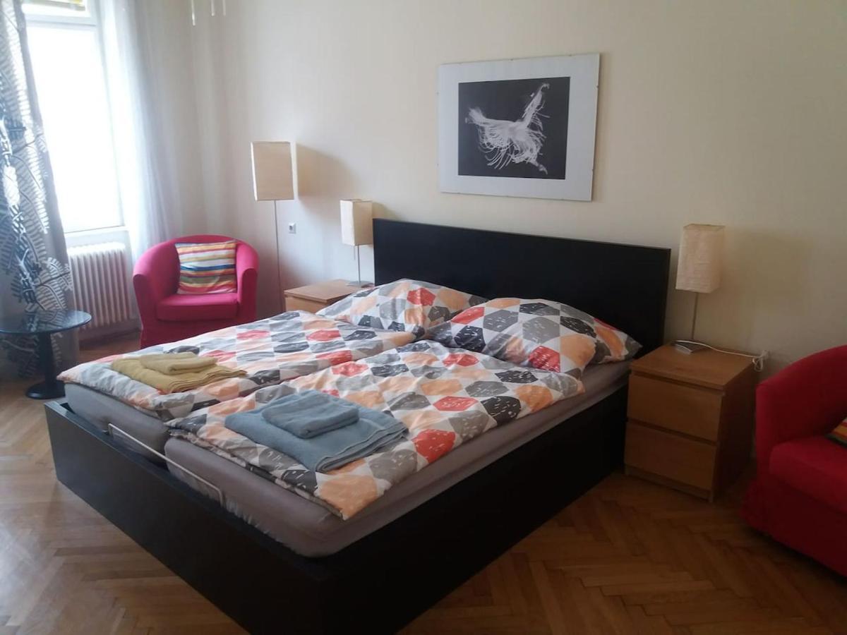 Geraeumige Zentrumsnahe Altbauwohnung Bécs Kültér fotó