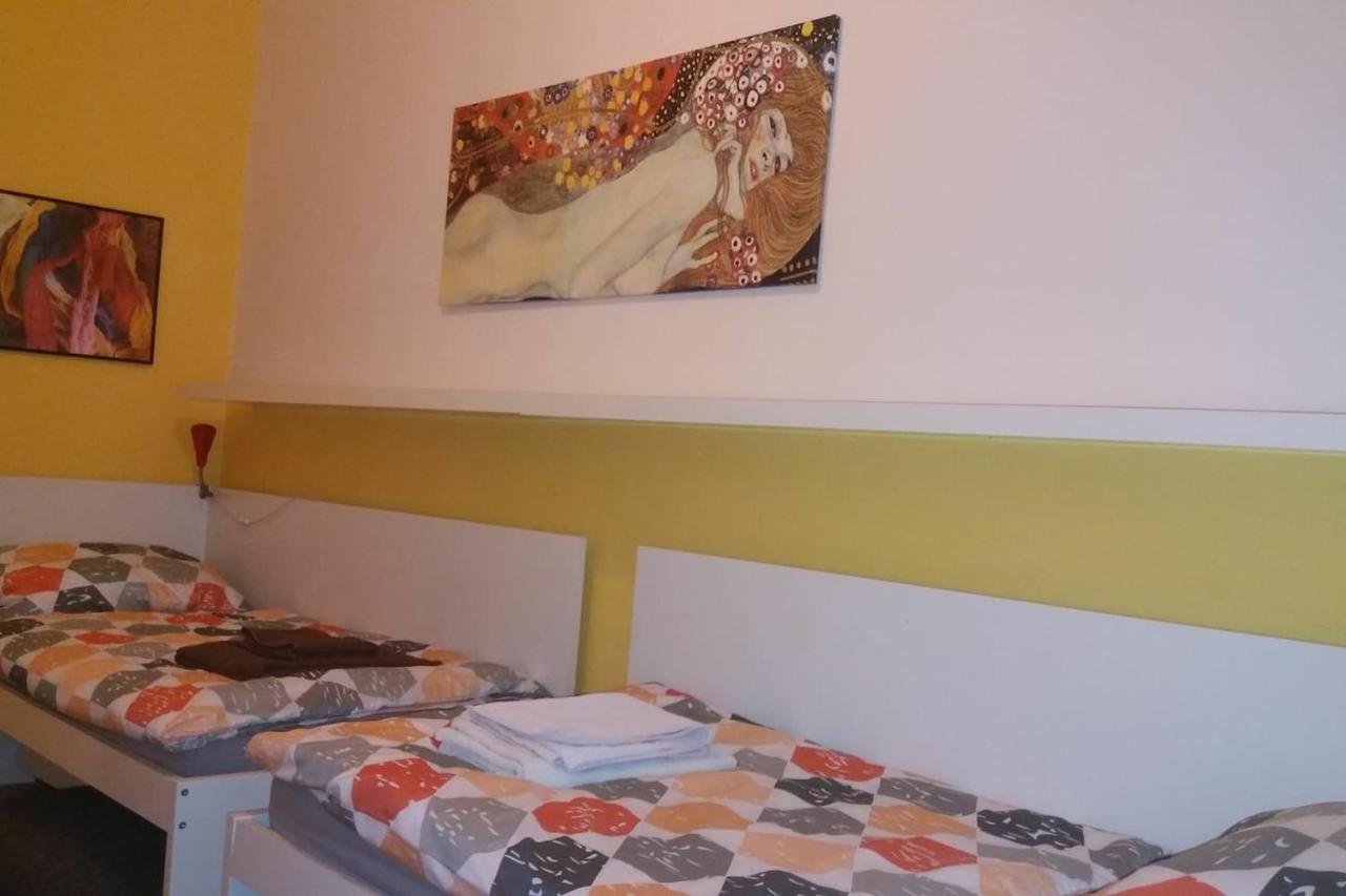 Geraeumige Zentrumsnahe Altbauwohnung Bécs Kültér fotó