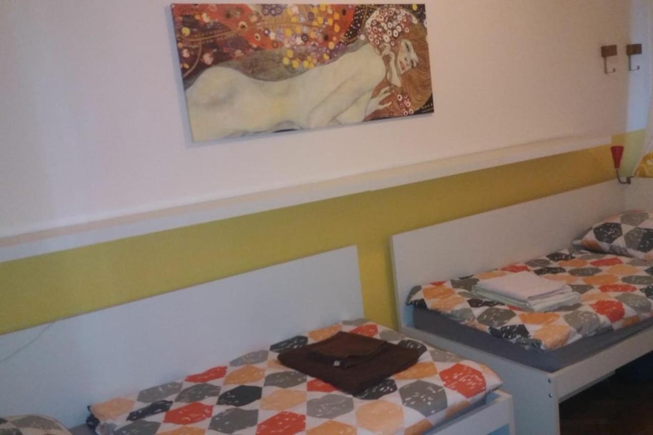 Geraeumige Zentrumsnahe Altbauwohnung Bécs Kültér fotó