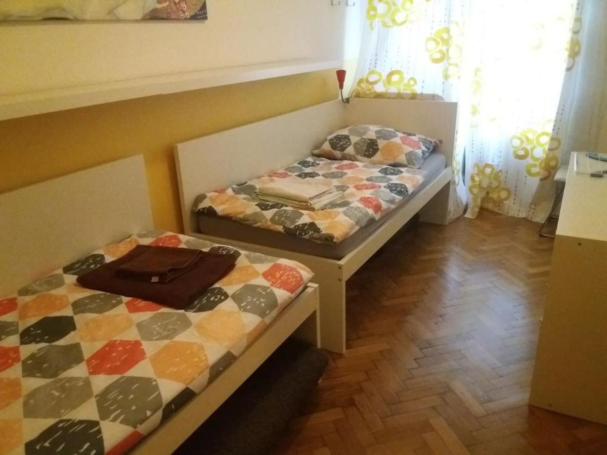 Geraeumige Zentrumsnahe Altbauwohnung Bécs Kültér fotó