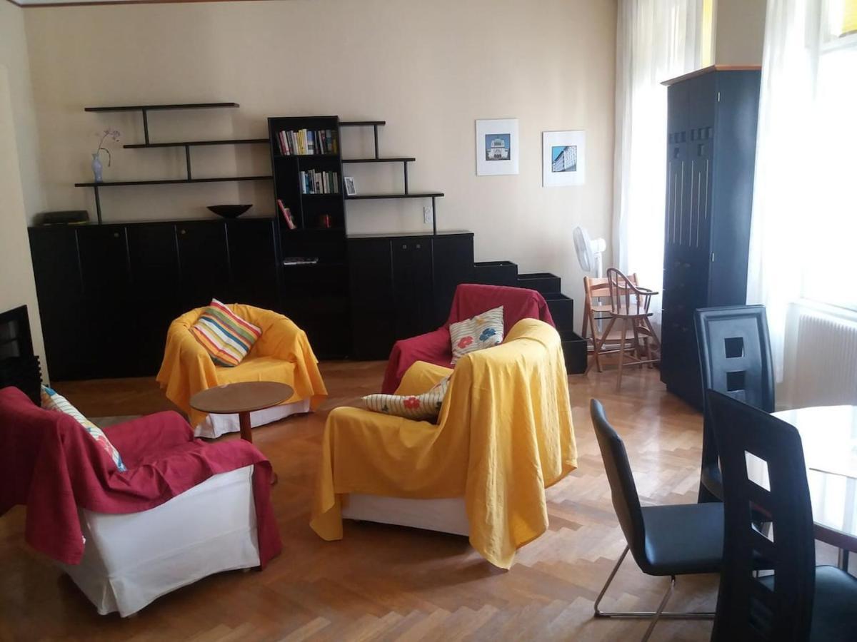 Geraeumige Zentrumsnahe Altbauwohnung Bécs Kültér fotó