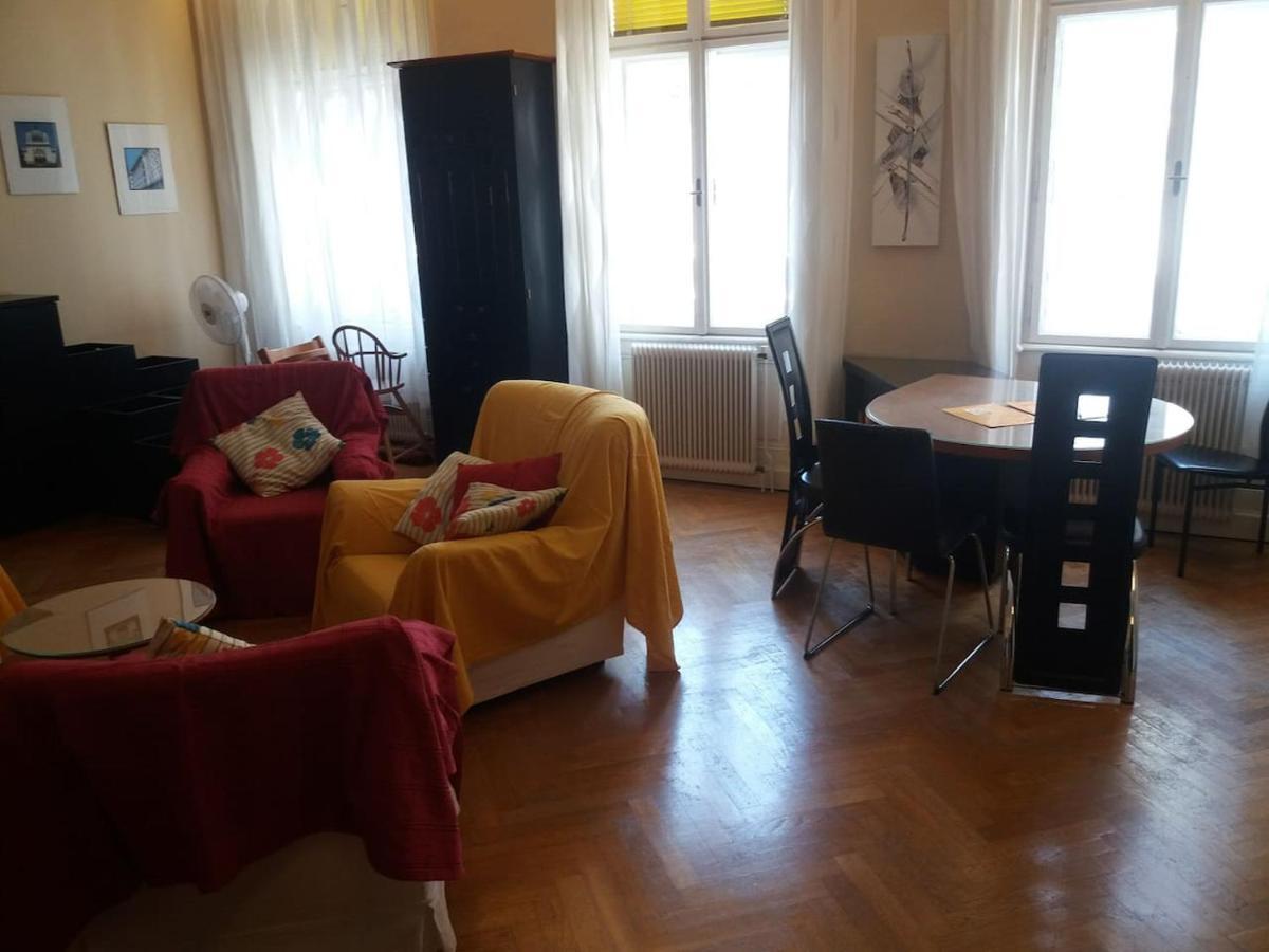 Geraeumige Zentrumsnahe Altbauwohnung Bécs Kültér fotó
