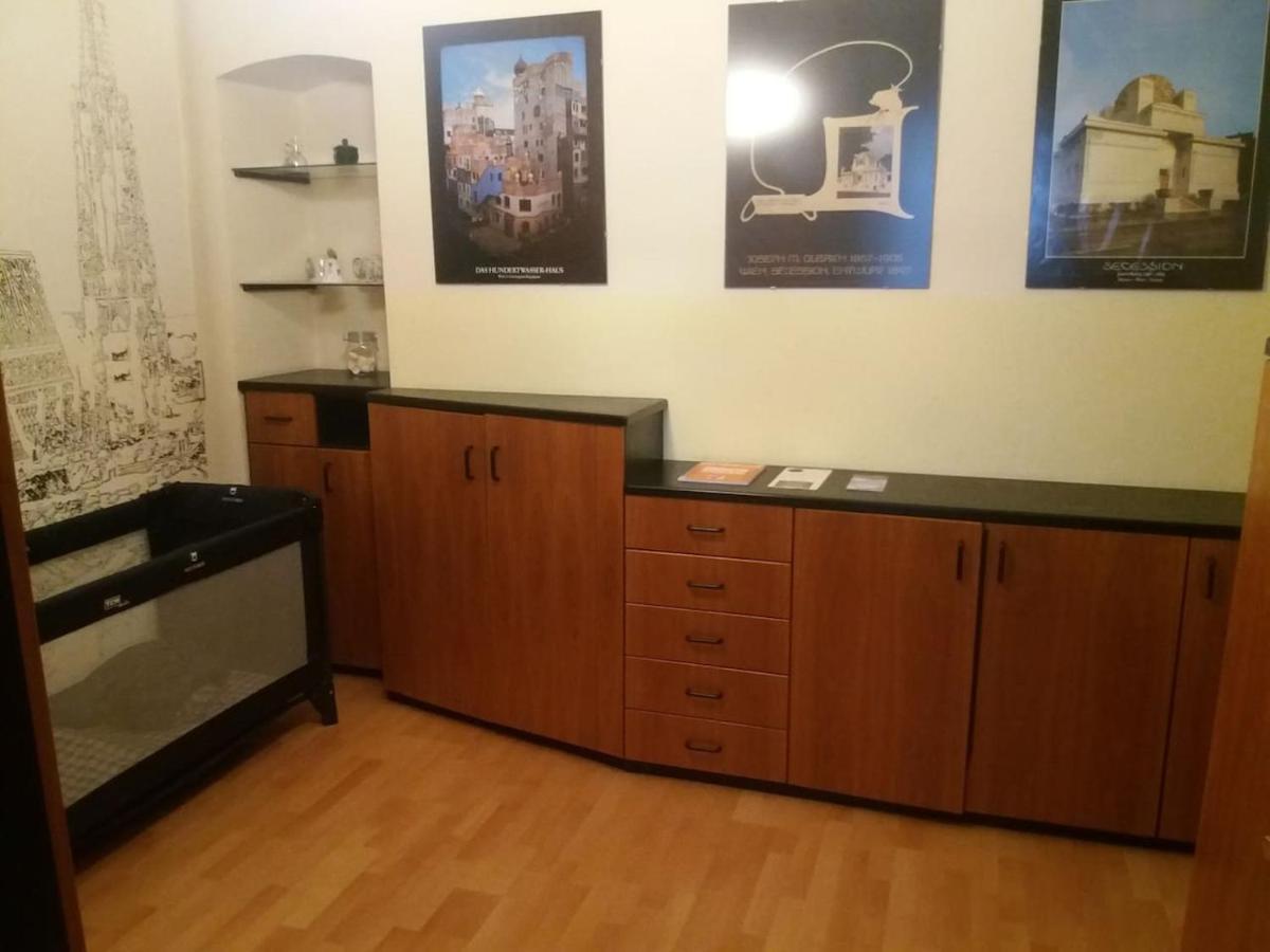 Geraeumige Zentrumsnahe Altbauwohnung Bécs Kültér fotó